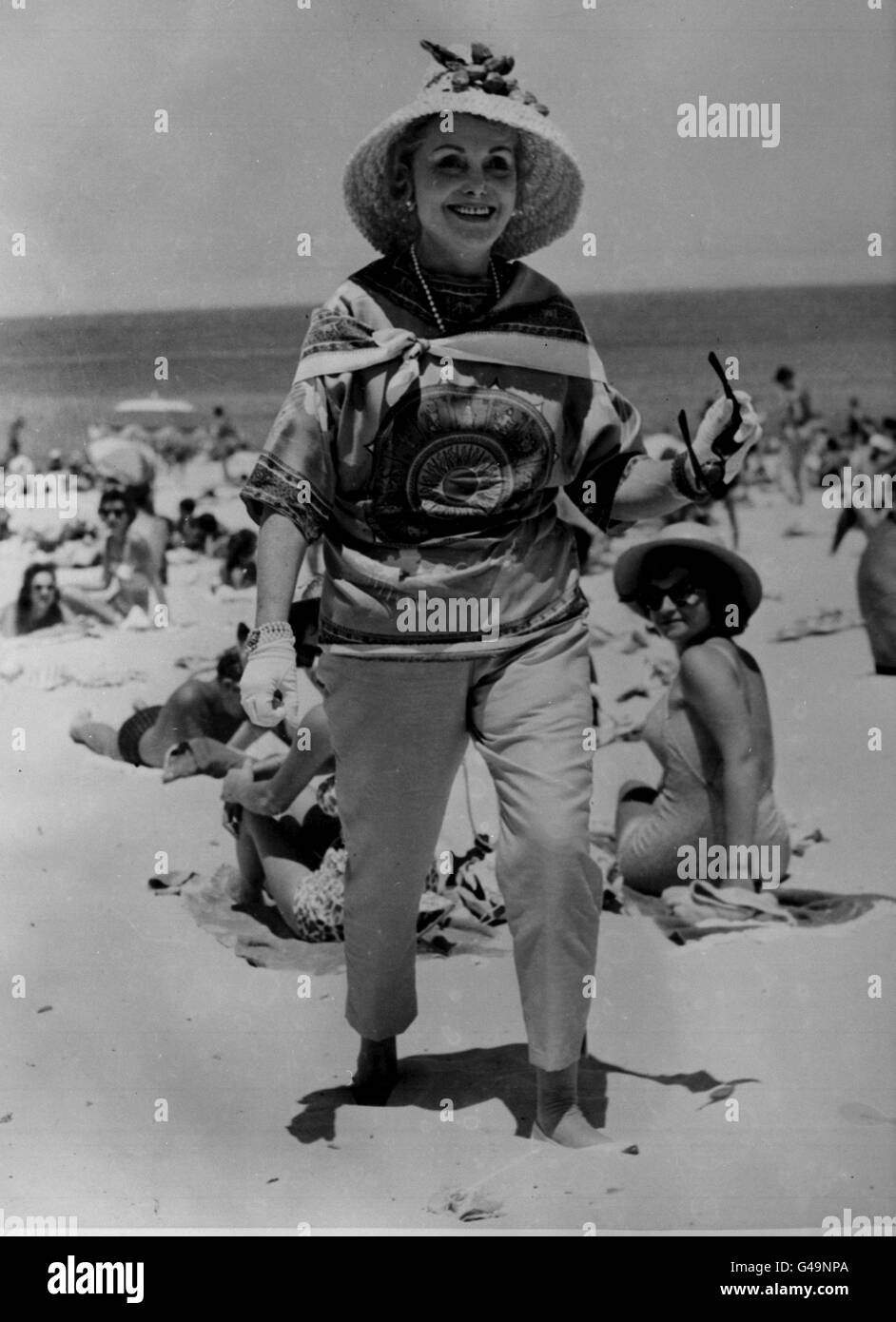 PA NEWS PHOTO 21/1/60 JOLIE 'MAMA' GABOR  ON BONDI BEACH IN SYDNEY, AUSTRALIA Stock Photo