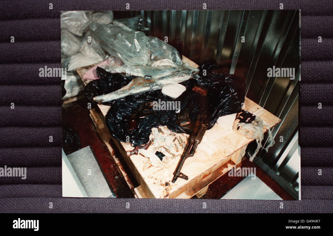 PA NEWS PHOTO 23/9/96 POLICE ISSUE PICTURE OF THREE KALASHNIKOV RIFLES, TWO HANDGUNS AMMUNITION AND HOME MADE EXPLOSIVES ON A LARGE WOODEN CRATE (BELIEVED TO BE PART OF A LORRY BOMB) SEIZED DURING ANTI TERRORIST RAIDS ACROSS LONDON Stock Photo