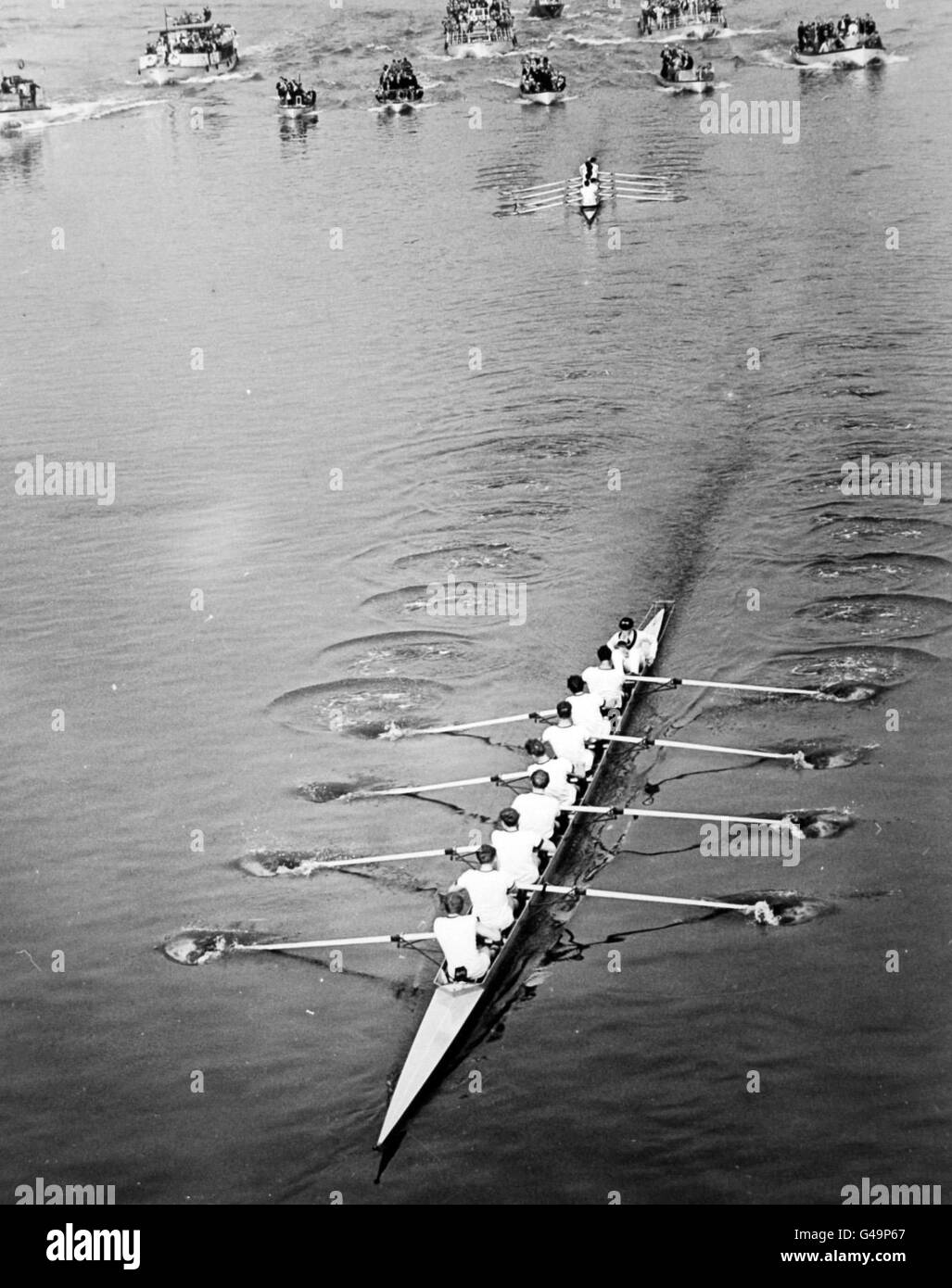 Rowing - The 111th Boat Race - Oxford University v Cambridge University. Oxford well in the lead as they approach the Barnes Bridge Stock Photo