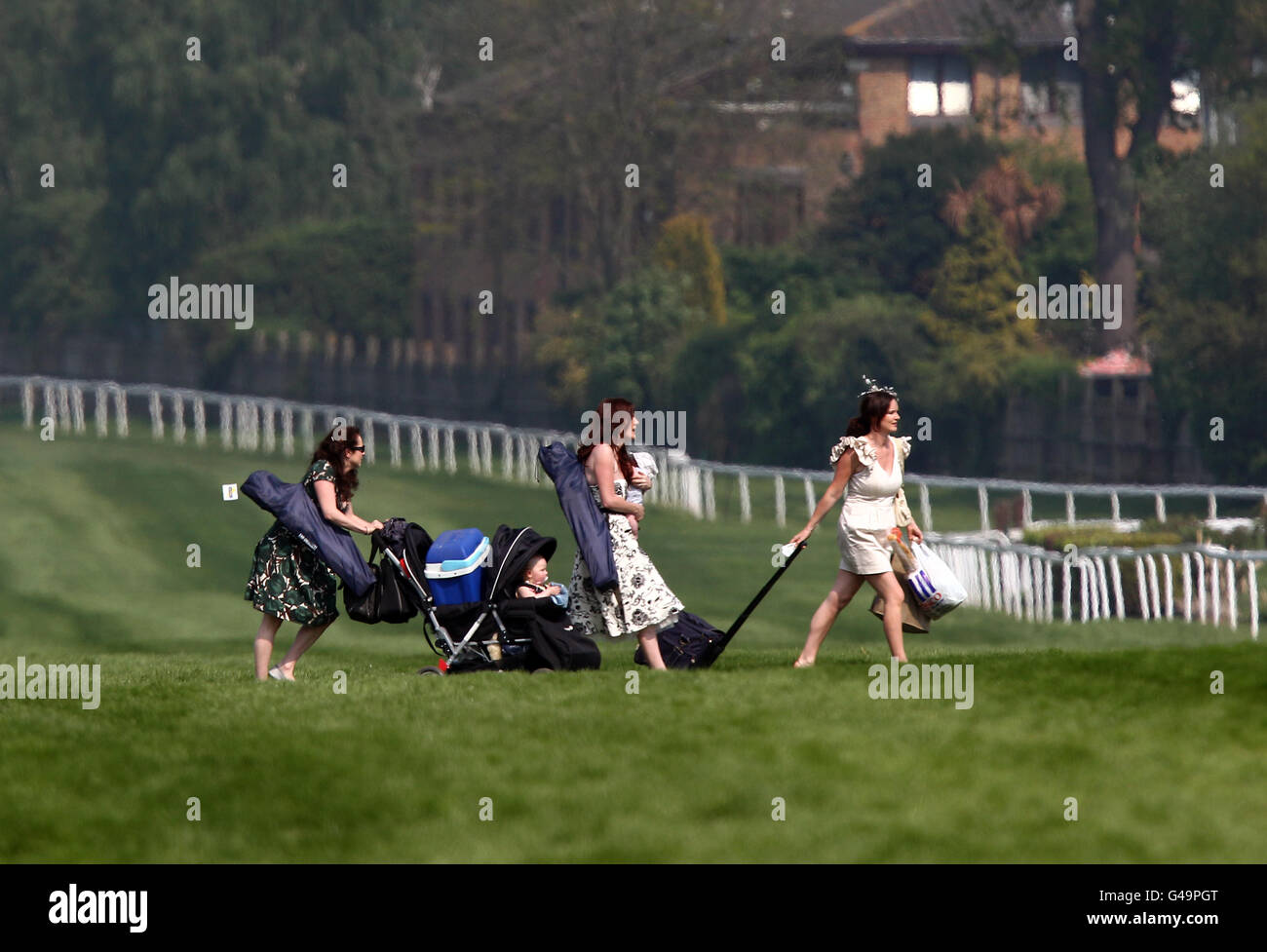Horse Racing - bet365 Gold Cup Easter Sunday - Sandown Park. Racegoers make their way across the track Stock Photo