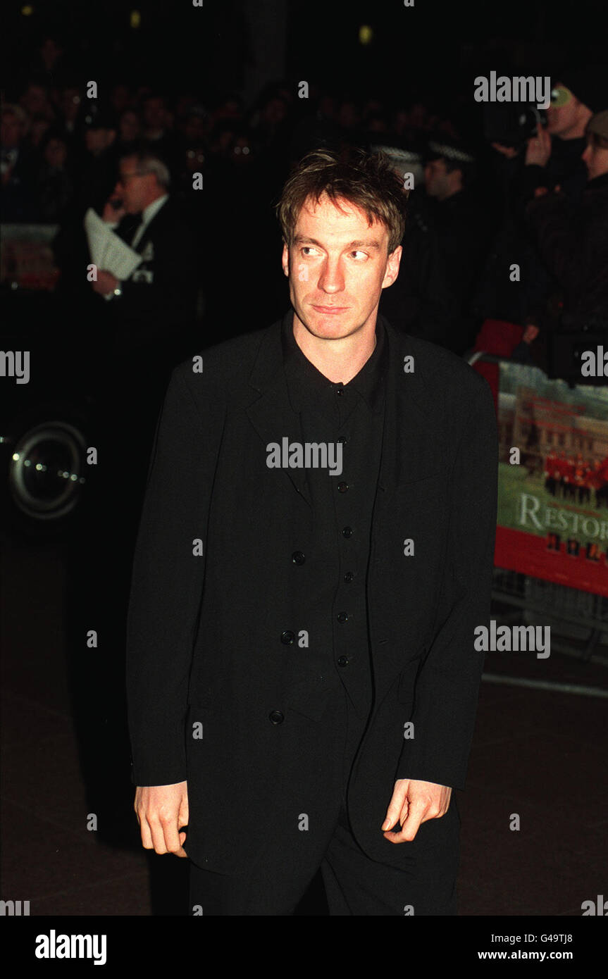 DAVID THEWLIS ARRIVES AT THE MOVIE PREMIERE 'RESTORATION' IN LONDON Stock Photo