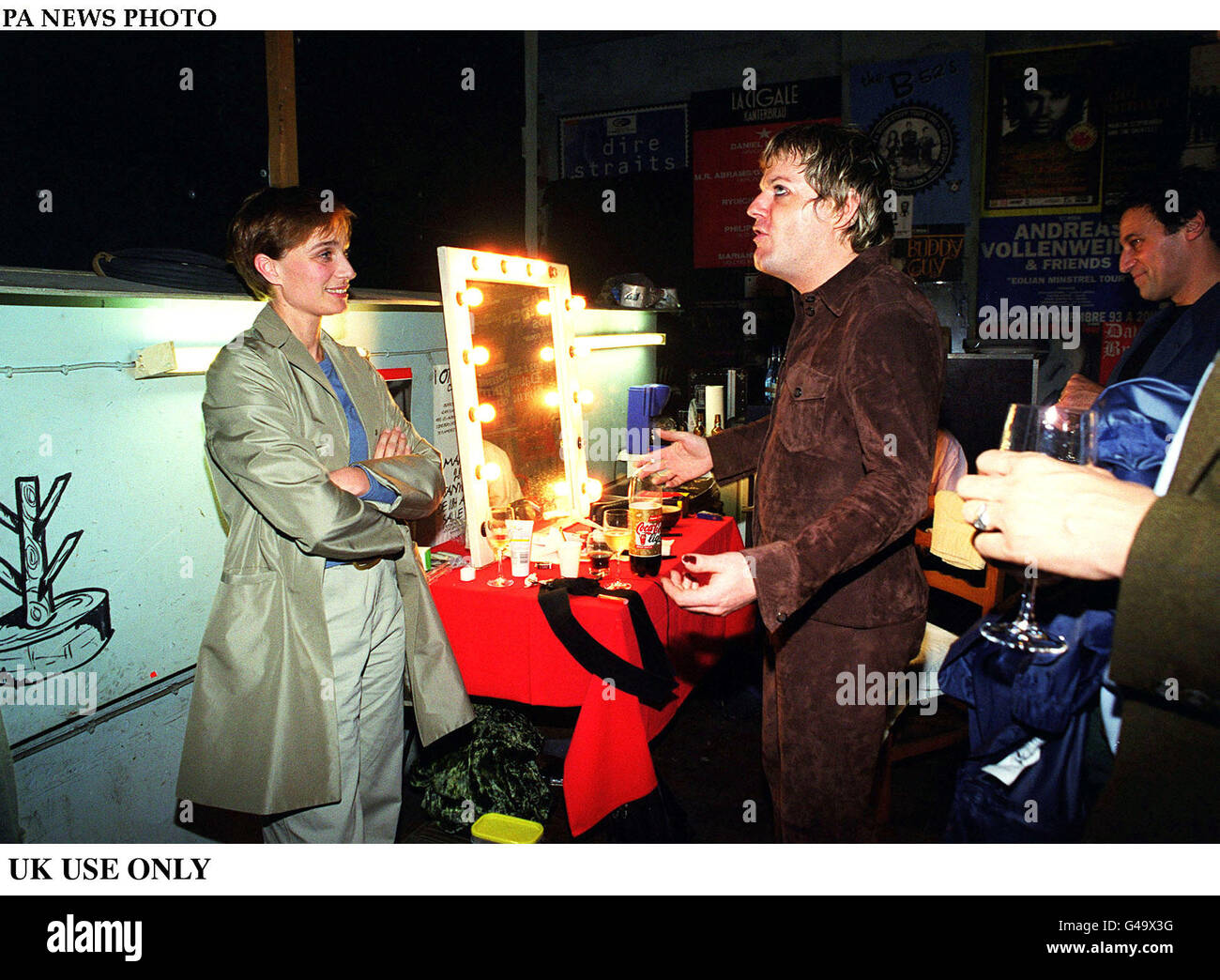 PA NEWS PHOTO : 21/10/97 : EDDIE IZZARD AFTER HIS SHOW 'GLORIOUS' AT 'LA BOULE NOIRE' IN PARIS, WITH KRISTIN SCOTT-THOMAS. Stock Photo