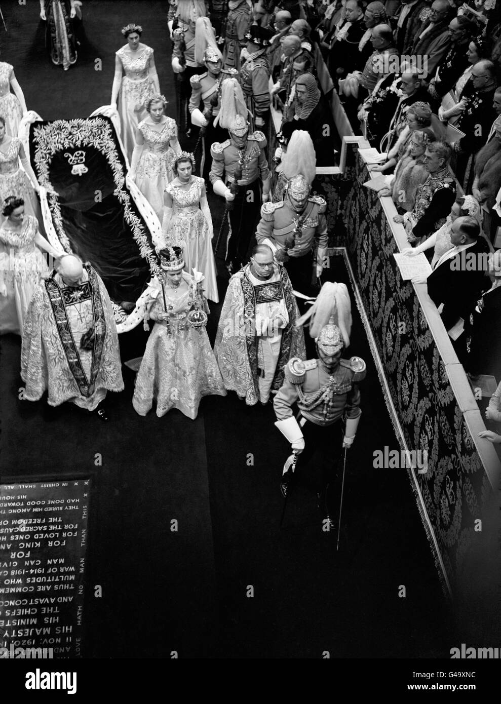 Queen elizabeth victoria cross Black and White Stock Photos & Images ...