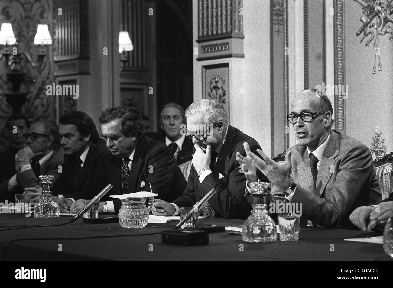 PA NEWS PHOTO 13/12/77 THE SCENE AT HALTON HOUSE, RAF HALTON DURING A JOINT PRESS CONFERENCE BETWEEN FRENCH PRESIDENT VALERY GISCARD D' ESTAING (RIGHT) AND PREMIER JAMES CALLAGHAN (SECOND RIGHT) . ALSO IN ATTENDANCE MR. DENIS HEALEY (CENTRE) THE CHANCELLOR OF THE EXCHEQUER AND DR DAVID OWEN THE FOREIGN SECRETARY. THE PRESS CONFERENCE CAME AT THE END OF THE 24 HOUR ANGLO-FRENCH SUMMITAT CHEQUERS. Stock Photo
