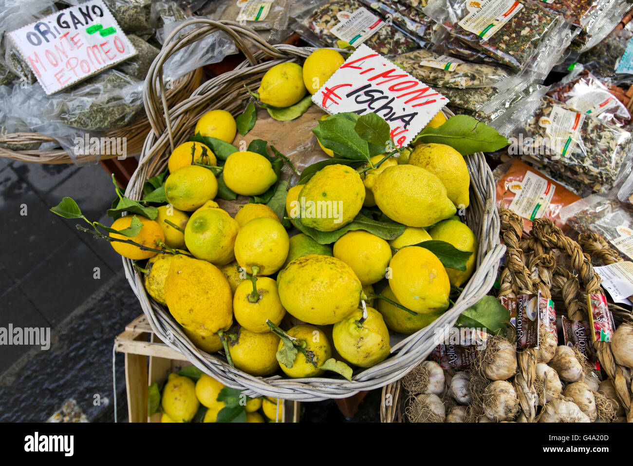 Italy lemons hi-res stock photography and images - Alamy