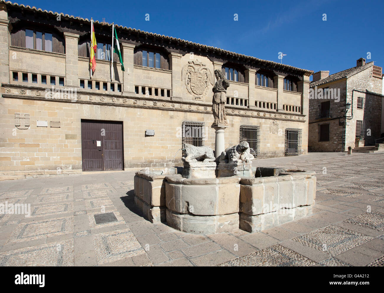 Well, Casa Antiguas Carnicerias, Plaza del Popolo, Baeza, Andalusia, Spain, Europe Stock Photo