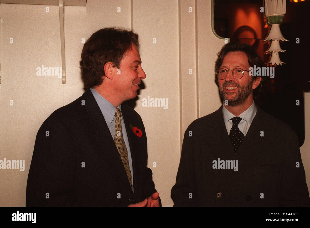 ROCK LEGEND ERIC CLAPTON AND LABOUR LEADER TONY BLAIR AT THE 1995 Q MUSIC AWARDS IN LONDON. Stock Photo