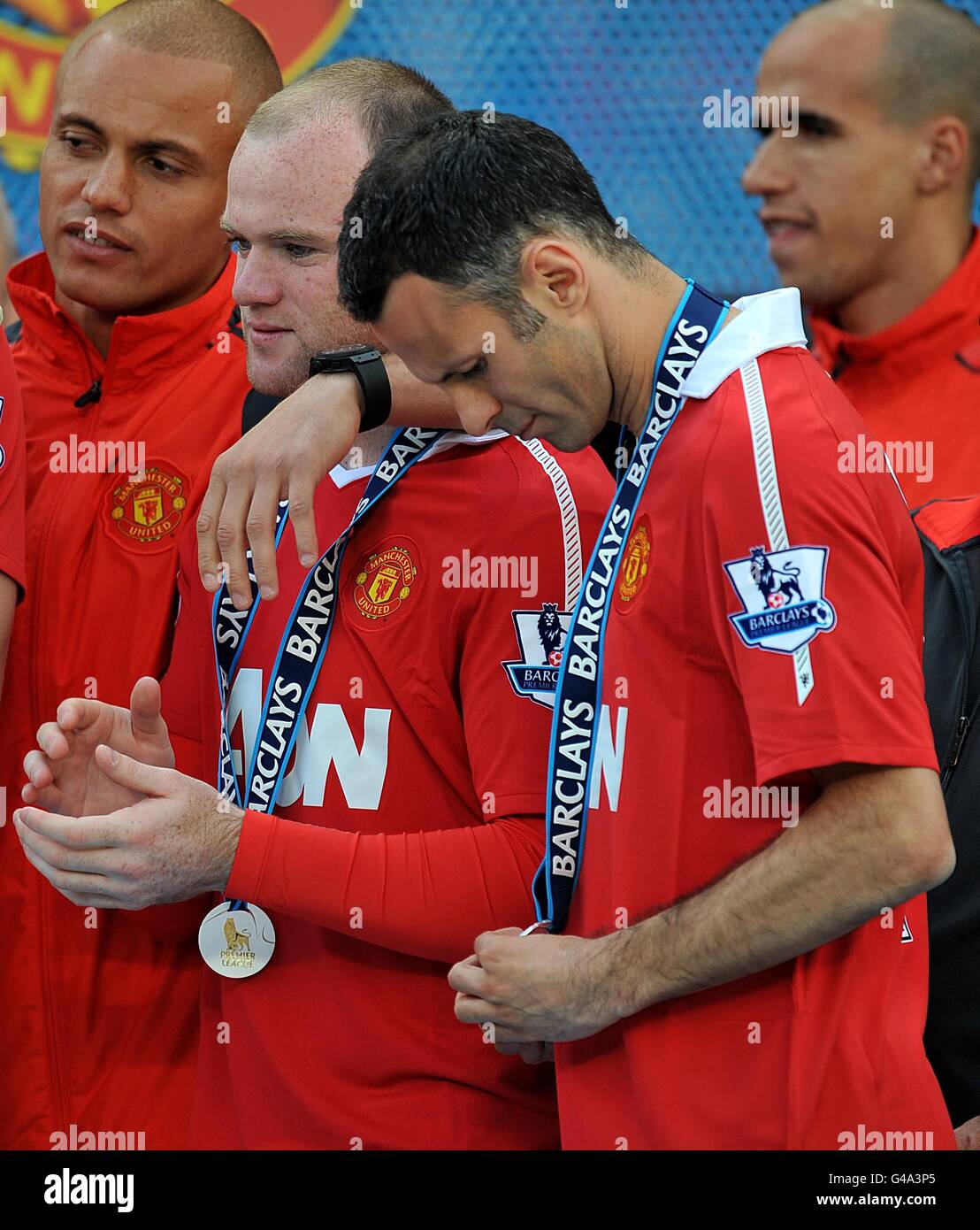 Soccer - Barclays Premier League - Manchester United v Blackpool - Old Trafford. Manchester United's Wayne Rooney (left) and Ryan Giggs with their Premier League winner's medals Stock Photo
