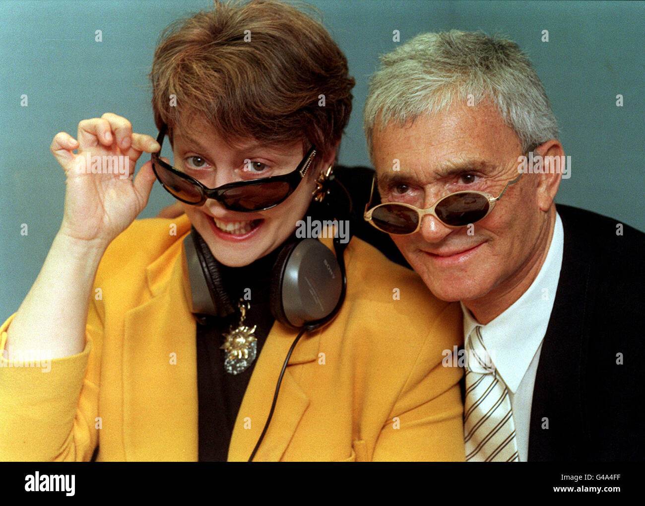 PA NEWS PHOTO 23/2/98 BREAKFAST SHOW PRESENTER ANNE DIAMOND IS JOINED BY CELEBRITY HAIRDRESSER VIDAL SASSOON FOR THE LAUNCH OF NATIONAL SUNGLASSES DAY, LONDON. Stock Photo