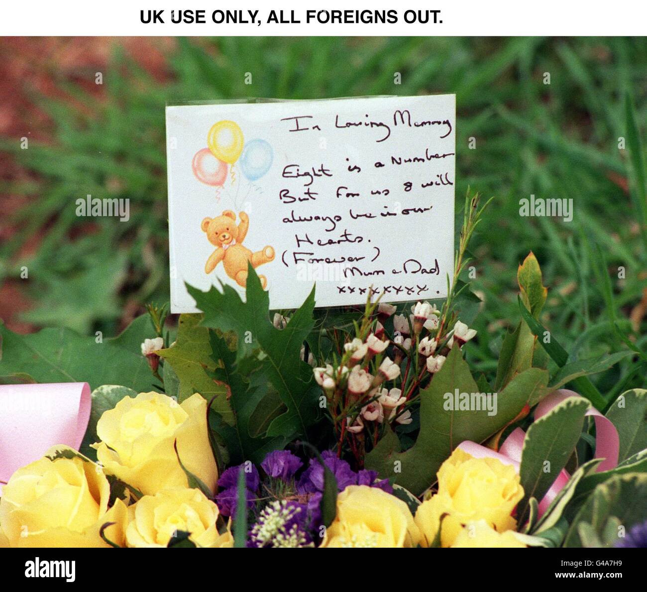 UK USE ONLY, ALL FOREIGNS OUT. Mandy Allwood, who became pregnant with eight babies but lost them all, visited their grave with her partner Paul Hudson, today (Tuesday) on the first anniversary of the funeral, and wept as they laid a wreath on the grave at West Norwood cemetery, south London. A note on the wreath read: In loving memory. Eight is a number but for us eight will always live in our hearts. Forever, Mum and Dad. See PA Story SOCIAL Allwood. Photo by Fiona Hanson. THIS PICTURE WAS TAKEN WITH THE SUBJECTS' KNOWLEDGE AND CONSENT. Stock Photo