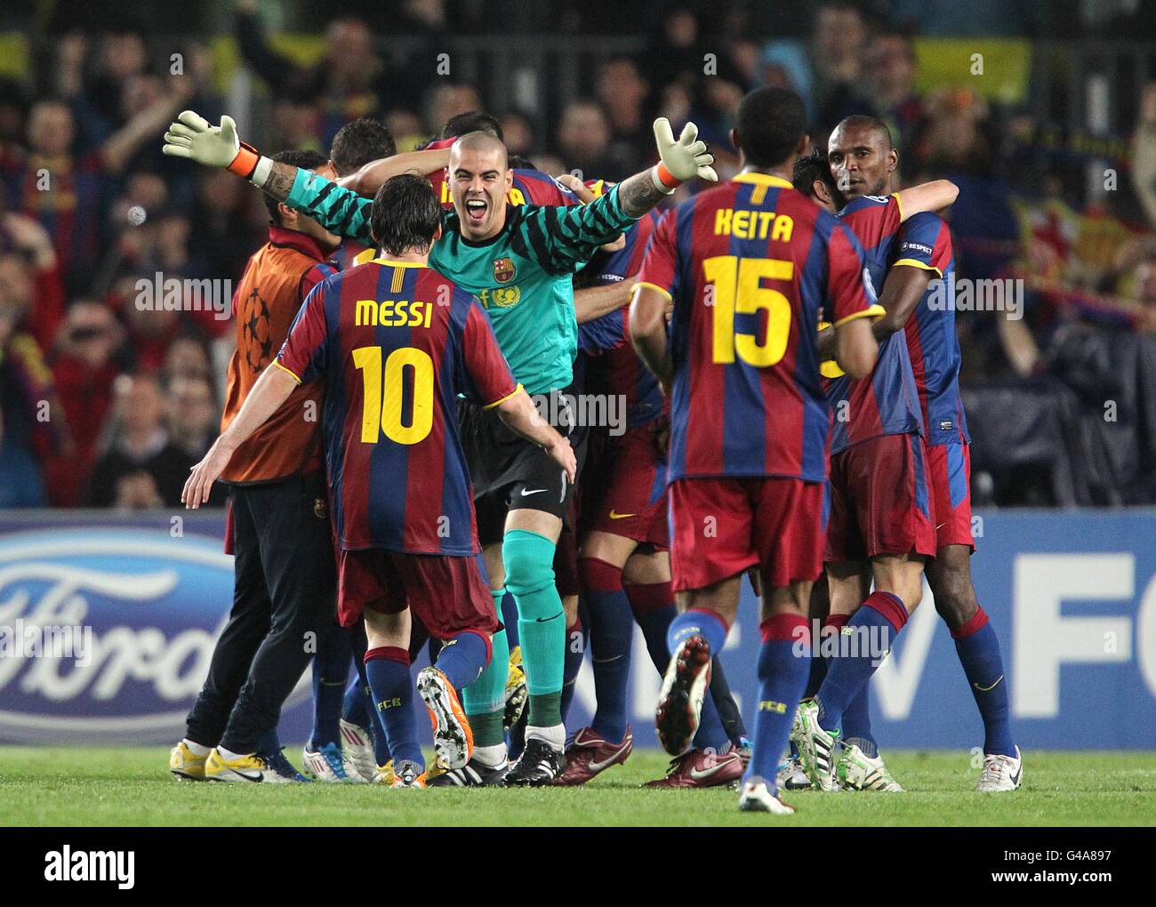 Soccer - UEFA Champions League - Semi Final - Second Leg - Barcelona v Real Madrid - Nou Camp. Barcelona goalkeeper Victor Valdes (centre) celebrates with team-mate Lionel Messi after the final whistle Stock Photo