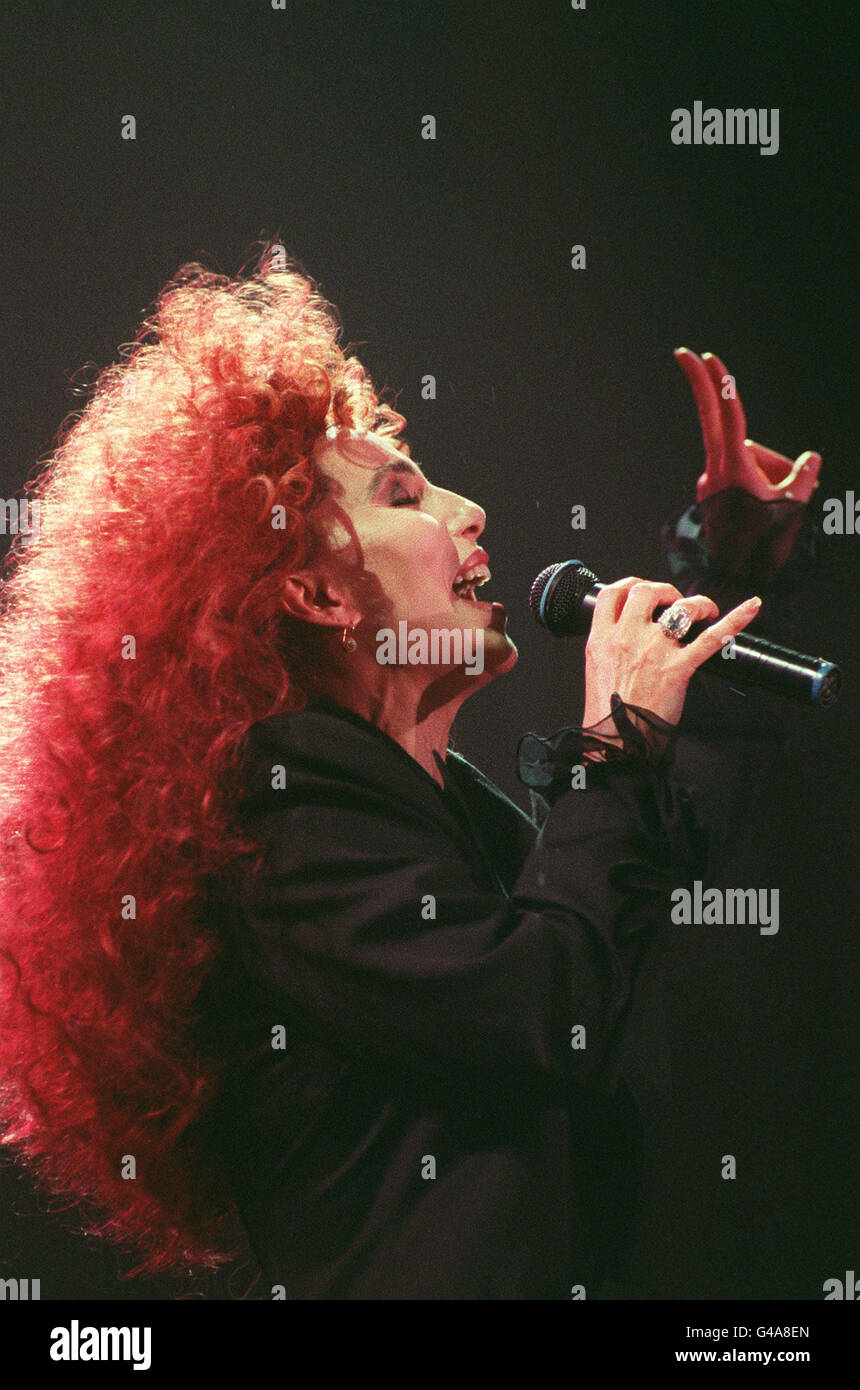 PA NEWS PHOTO 31/5/92  CHER IN CONCERT AT THE WEMBLEY ARENA IN LONDON Stock Photo