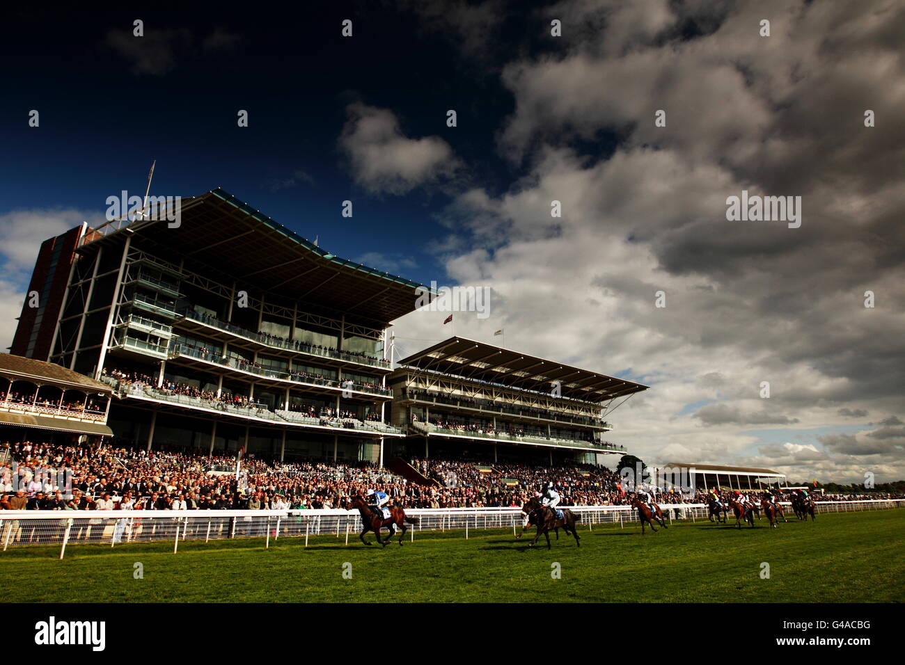 Stratford Races Stratford racecourse general view hi-res stock photography and images ...