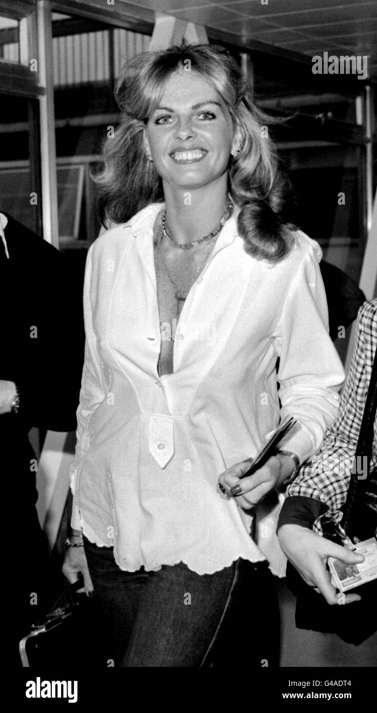 ANTHEA REDFERN AT LONDON'S HEATHROW AIRPORT LEAVING TO JOIN HER HUSBAND ENTERTAINER BRUCE FORSYTH IN NEW YORK FOR THE OPENING OF HIS ONE MAN BROADWAY SHOW. Stock Photo