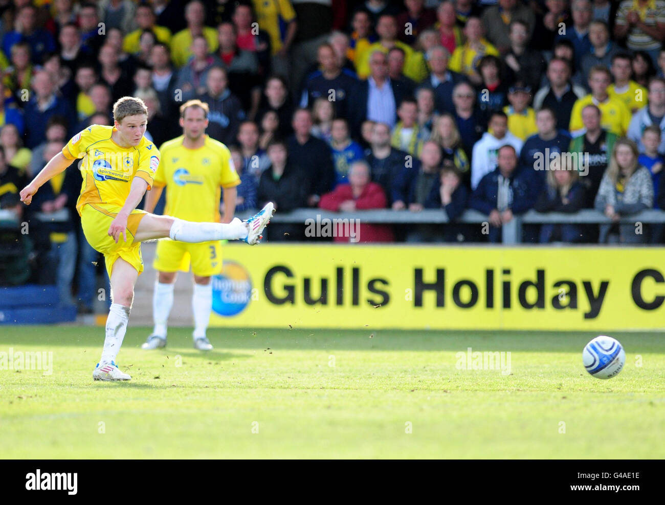 Torquay United's Eunan O'Kane scores to make it 2-0 during the npower Football League Two, Play Off Semi Final, First Leg at Plainmoor, Torquay. Stock Photo