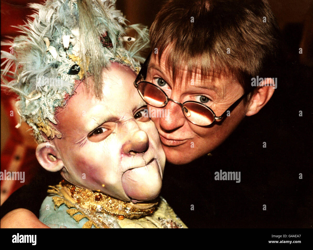 PA NEWS PHOTO 29/01/98 ITV SOAP 'CORONATION STREET' CURLY WATTS ACTOR KEVIN KENNEDY MAKES FRIENDS WITH A COMEDY DWARF DUING A TIROL EVENING ORGANISED BY THE AUSTRIAN NATIONAL TOURIST OFFICE AT THE ROYAL COLLEGE OF ART KENSINGTON, LONDON Stock Photo