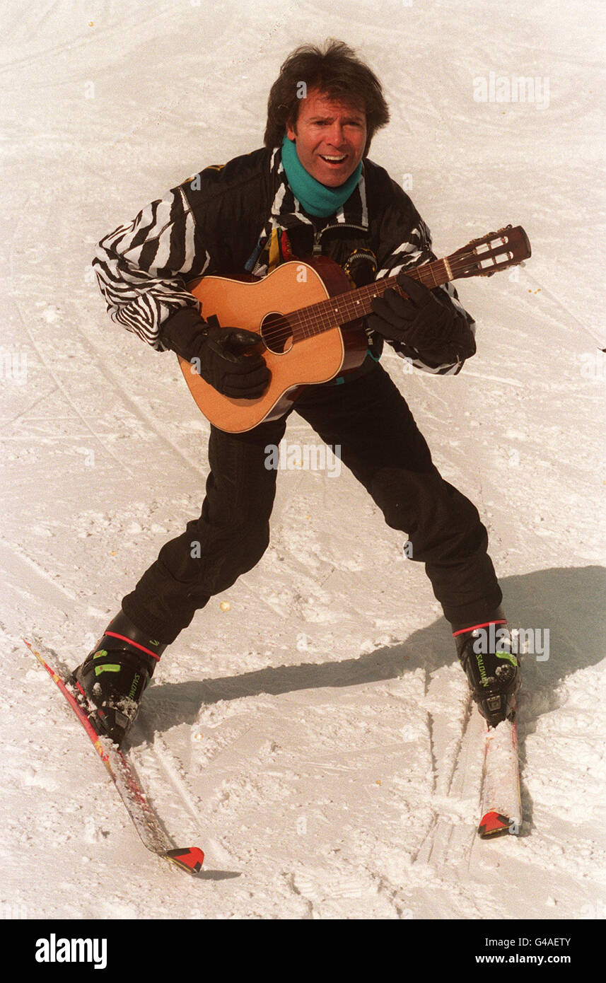 PA NEWS PHOTO 28/3/95  CLIFFF RICHARD IS ENJOYING  HIS WINTER HOLIDAY WHILST SKIING IN LECH, AUSTRIA AT THE SAME TIME AS THE PRINCESS OF WALES AND HER SONS THE TWO PRINCES WILLIAM AND HARRY. Stock Photo