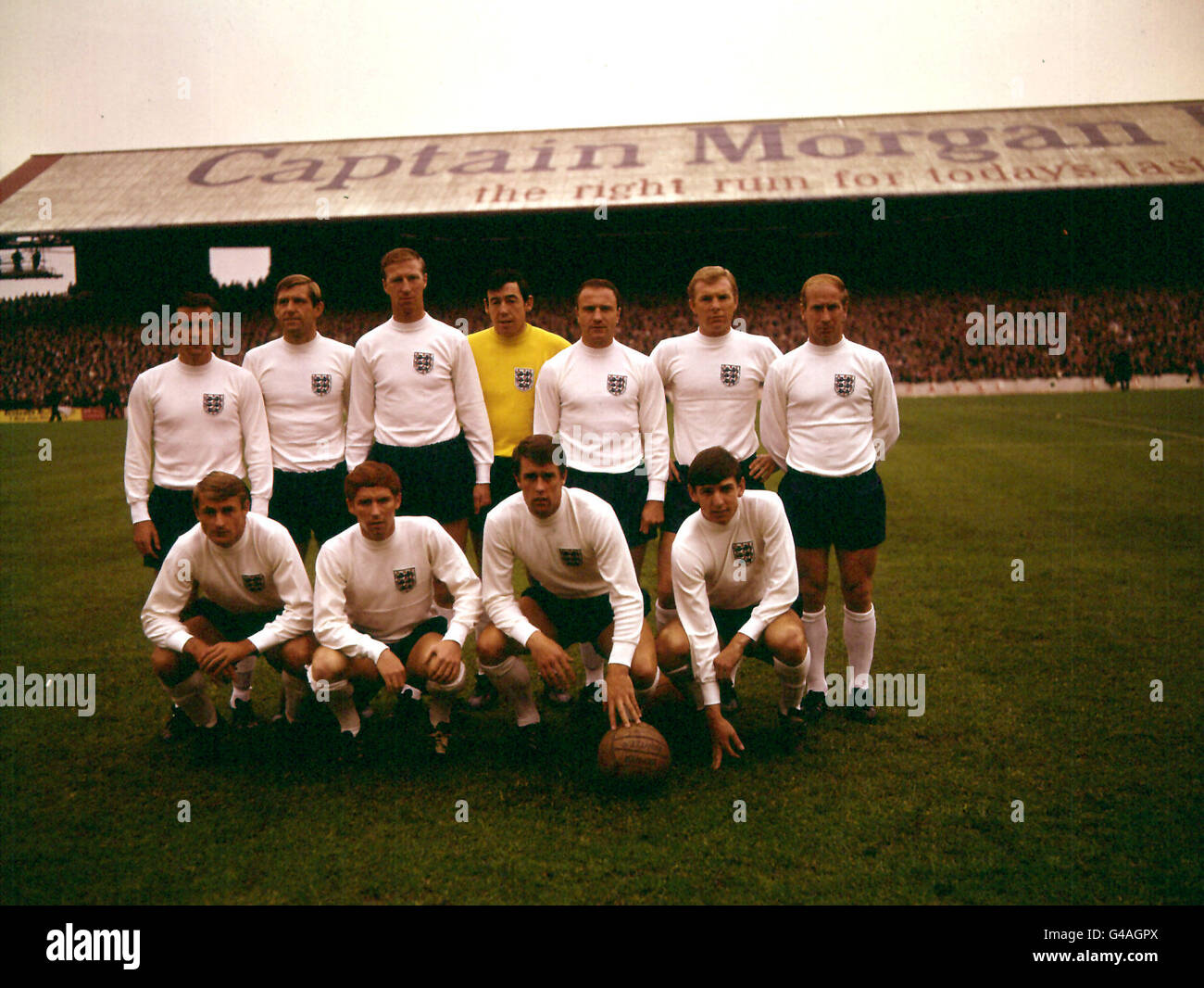 PA NEWS PHOTO 1968 THE ENGLAND INTERNATIONAL FOOTBALL TEAM WHICH BEAT WALES AT CARDIFF. (FROM LEFT TO RIGHT BACK ROW) ALAN MULLERY, KEITH NEWTON, JACK CHARLTON, GORDON BANKS, GEORGE COHEN, BOBBY MOORE, BOBBY CHARLTON. (FROM LEFT TO RIGHT FRONT ROW) ROGER HUNT, ALAN BALL, GEOFF HURST AND MARTIN PETERS Stock Photo