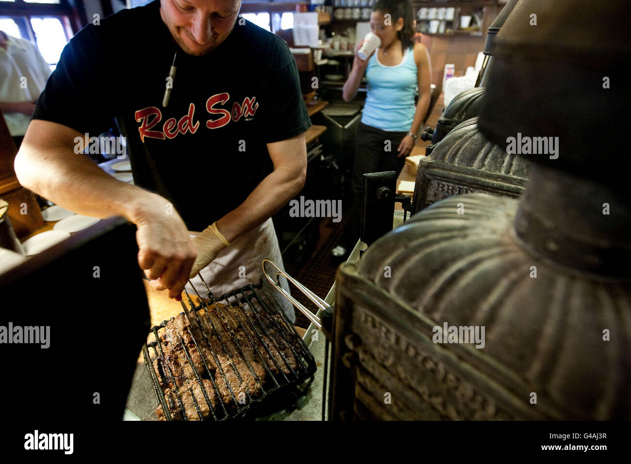 Jeff Lassen, Louis' great grandson, prepares hamburgers at Louis' Lunch in New Haven, CT, USA, 26 May 2009. Stock Photo