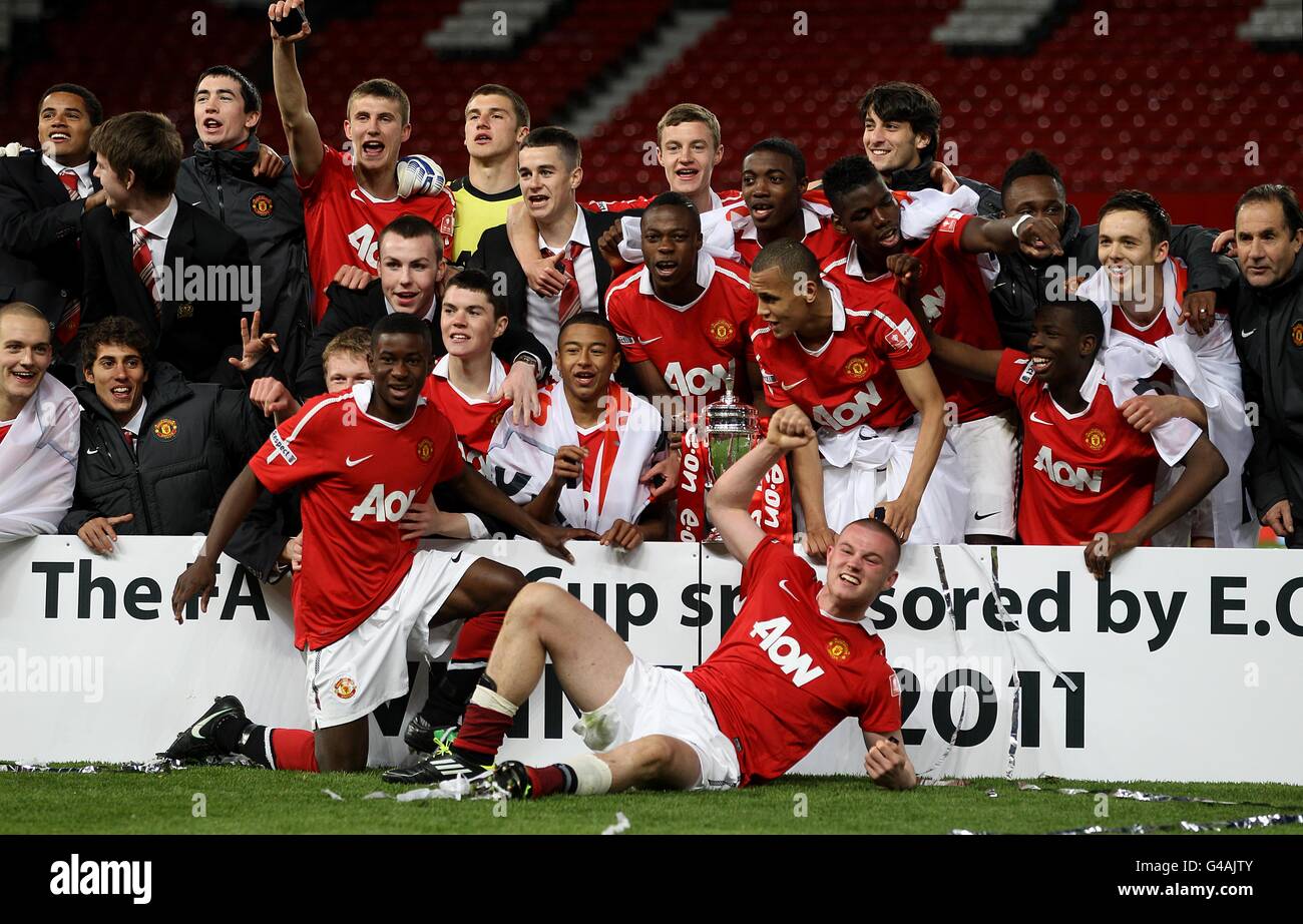 Soccer - FA Youth Cup - Final - Second Leg - Manchester United v Sheffield United - Old Trafford. Manchester United players celebrate with the FA Youth Cup trophy Stock Photo