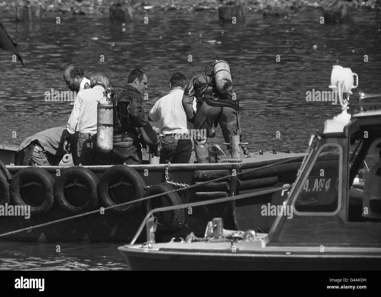 POLICE DIVERS PREPARE TO SUBMERGE AND EXMAMINE THE SUNKEN PLEASURE CRUISER THE PV MARCHIONESS, FROM A PORT OF LONDON AUTHORITY LAUNCH ON THE THAMES NEAR SOUTHWARD BRIDGE. Stock Photo