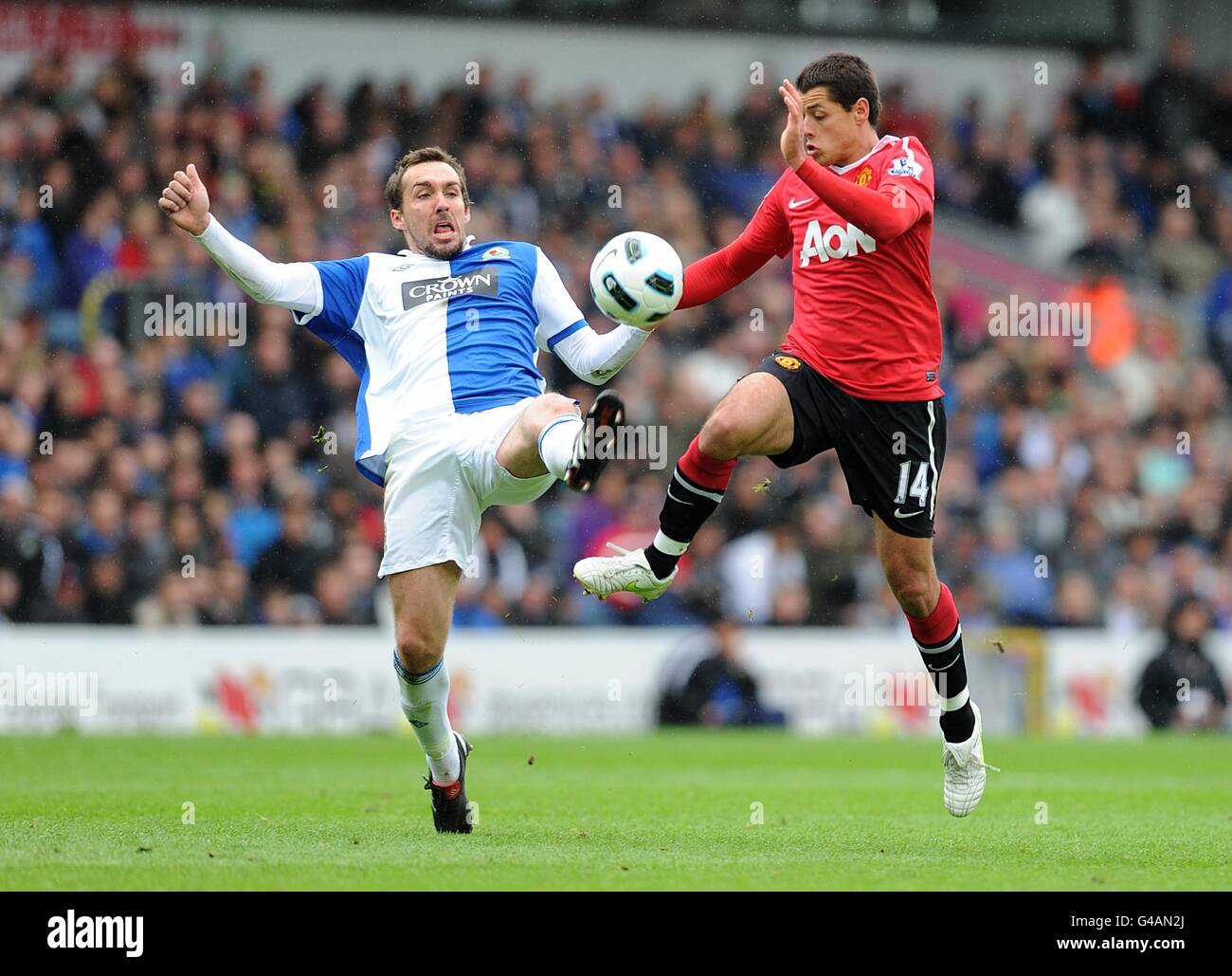 Soccer - Barclays Premier League - Blackburn Rovers v Manchester United - Ewood Park. Manchester United's Javier Hernandez (right) and Blackburn Rovers' Gael Givet battle for the ball Stock Photo