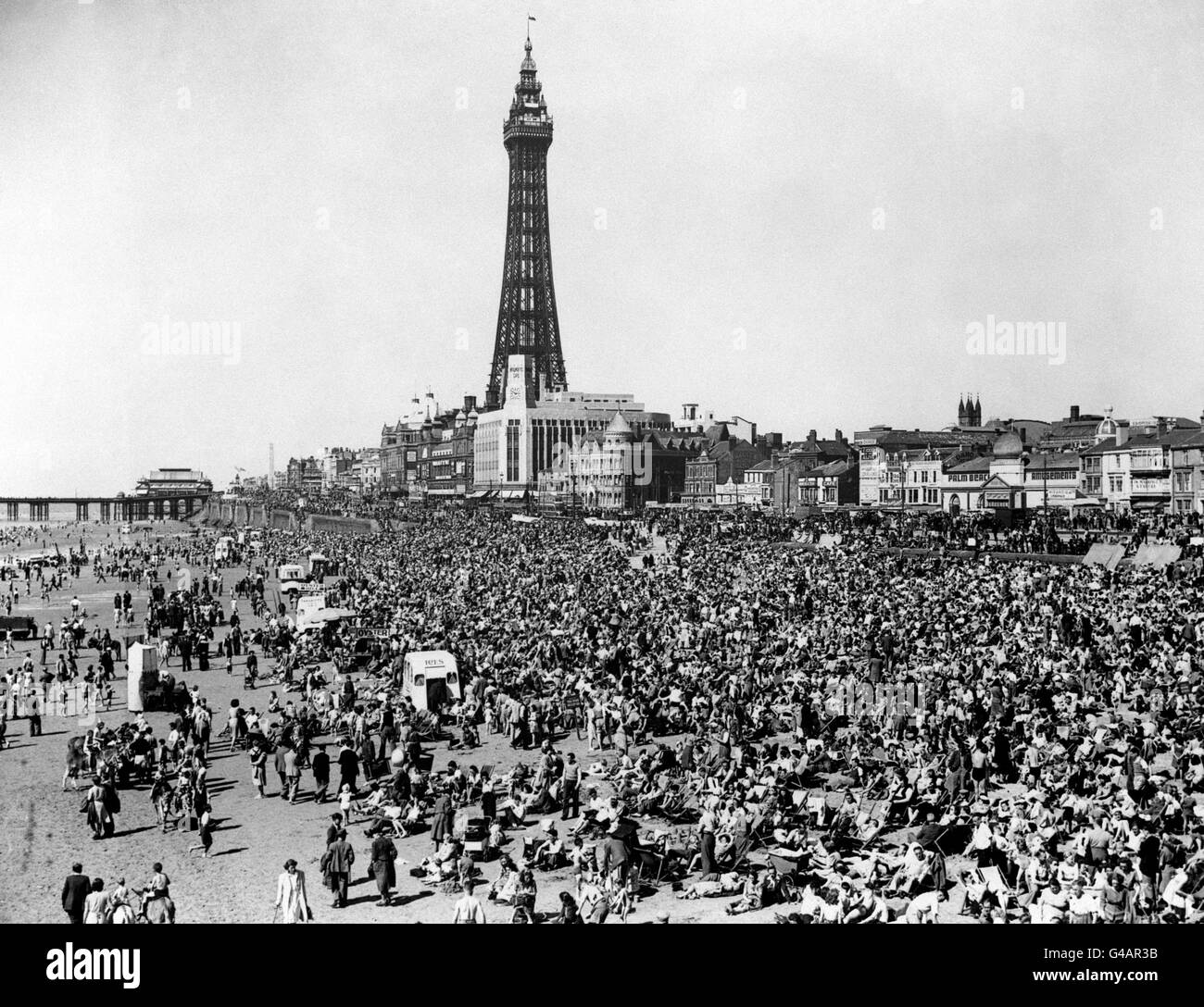 Leisure and Tourism - The Seaside - Blackpool. Blackpool Tower and beach in 1948. Stock Photo