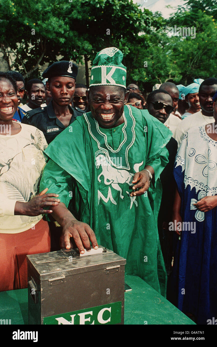 PA NEWS PHOTO/12/7/93 NIGERIAN PRESIDENTIAL CANDIDATE MOSHOOD ABIOLA VOTES. Stock Photo