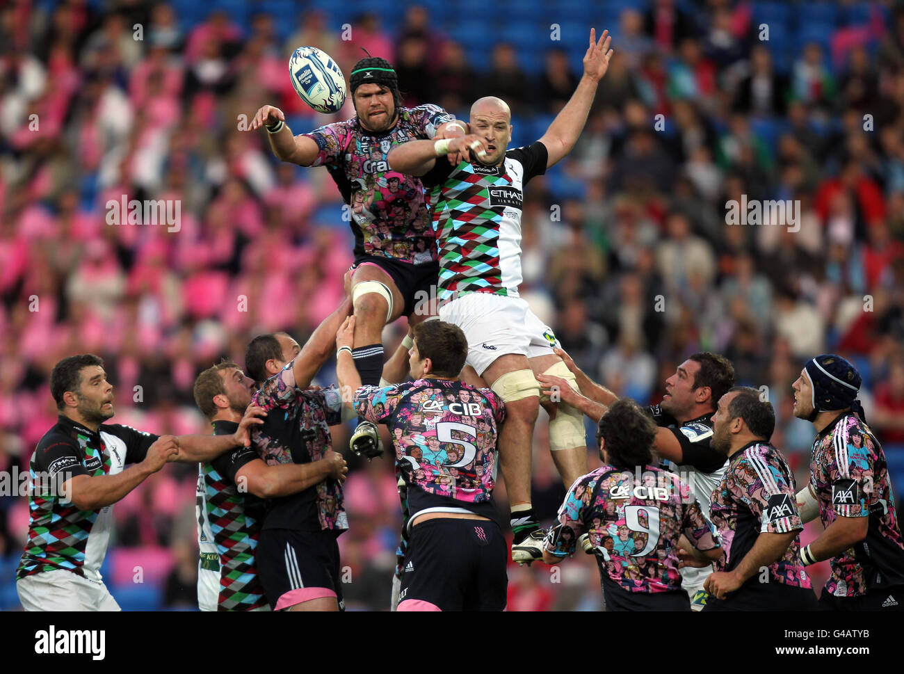 Rugby Union - Leinster Captain's Run - Millennium Stadium. Stade Francais' Tom Palmer wins a lineout from Harlequins' George Robson during the captains run at the Millennium Stadium, Cardiff. Stock Photo