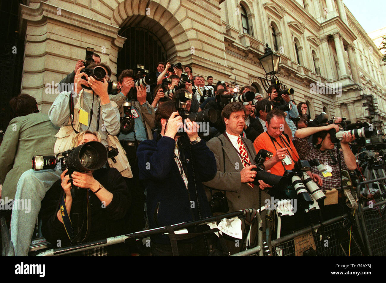 PA NEWS PHOTO 2/5/97 A CROWD OF PRESS PHOTOGRAPHERS GATHER OUTSIDE NO ...