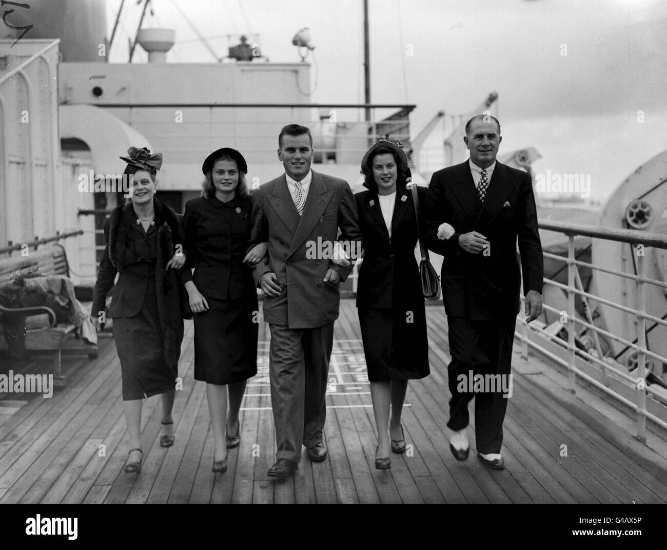 PA NEWS PHOTO 28/6/47 THE UNITED STATES SCULLING CHAMPION JOHN B. KELLY JUNIOR WITH HIS FAMILY ON SOUTHAMPTON PIER (FROM LEFT TO RIGHT) MRS. J. KELLY, MISS ELIZABETH KELLY, JOHN B. KELLY JUNIOR, MISS GRACE KELLY (BEFORE SHE BECAME A FAMOUS ACTRESS) AND MR. JOHN KELLY SENIOR Stock Photo