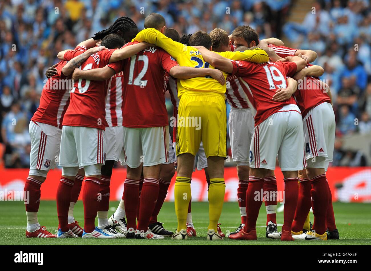 Soccer - FA Cup - Final - Manchester City v Stoke City - Wembley Stadium. Stoke City players gather in a huddle before the match Stock Photo
