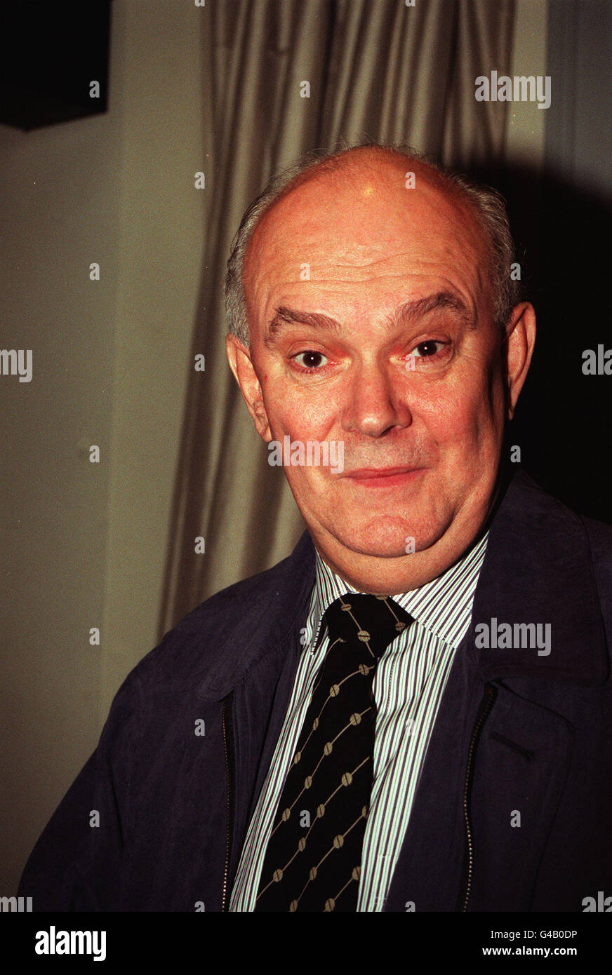 APRIL 12th: on this day in 1939, the playwright Alan Ayckbourn was born. PA NEWS PHOTO 29/1/98 PLAYWRIGHT SIR ALAN AYCKBOURN AFTER RECEIVING THE 25, 000 LLOYDS PLAYWRIGHT OF THE YEAR AWARD FOR HIS PLAY 'THINGS WE DO FOR LOVE' IN LONDON Stock Photo
