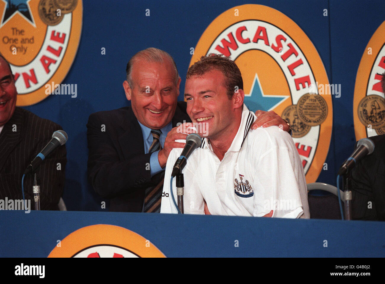 PA NEWS PHOTO 6/8/96 NEWCASTLE UNITED F.C. CHAIRMAN SIR JOHN HALL INTRODUCES RECORD SIGNING ALAN SHEARER DURING A NEWS CONFERENCE AT ST. JAMES PARK Stock Photo