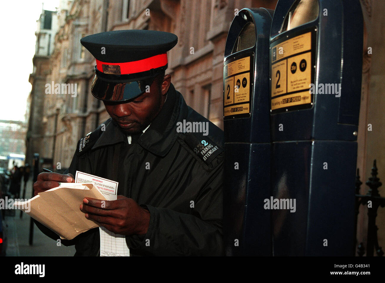 PA NEWS PHOTO 27/3/95 A TRAFFIC WARDEN ON HIS DAILY DUTIES IN LONDON Stock Photo