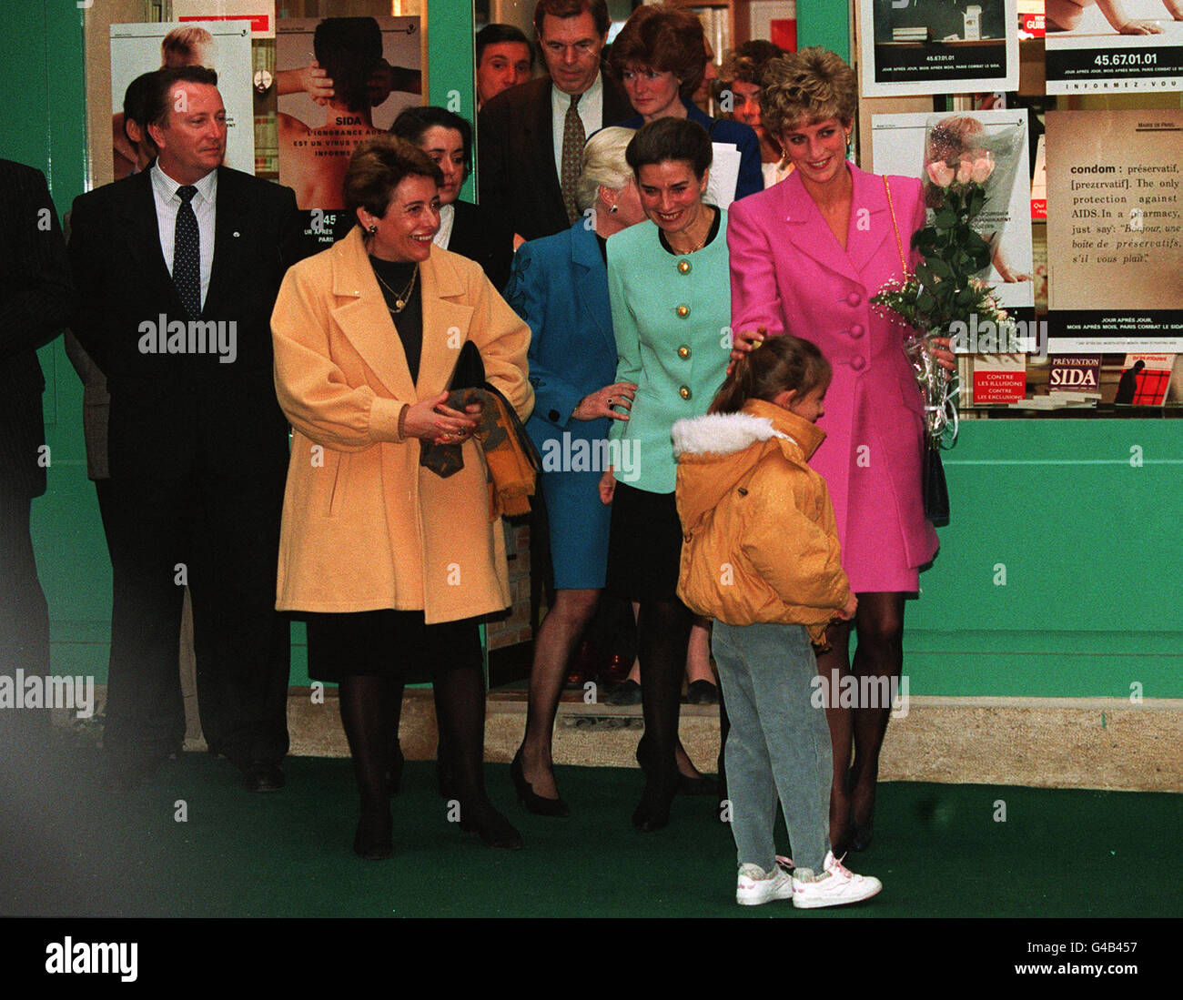 PA NEWS PHOTO 14/11/92 PRINCESS DIANA WITH HER SISTER (SARAH MCCORQUODALE) VISITED AN AIDS INFORMATION KIOSK IN THE LATIN QUARTER OF PARIS ON HER VISIT TO FRANCE. Stock Photo