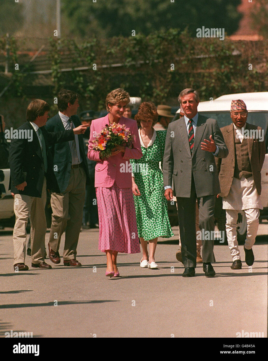 PA NEWS PHOTO 4/3/93 PRINCESS DIANA AND SISTER SARAH MCCORQUODALE (LEFT) AT THE BRITISH GURKHA NEPAL HEADQUARTERS WHILST ON HER VISIT TO NEPAL Stock Photo