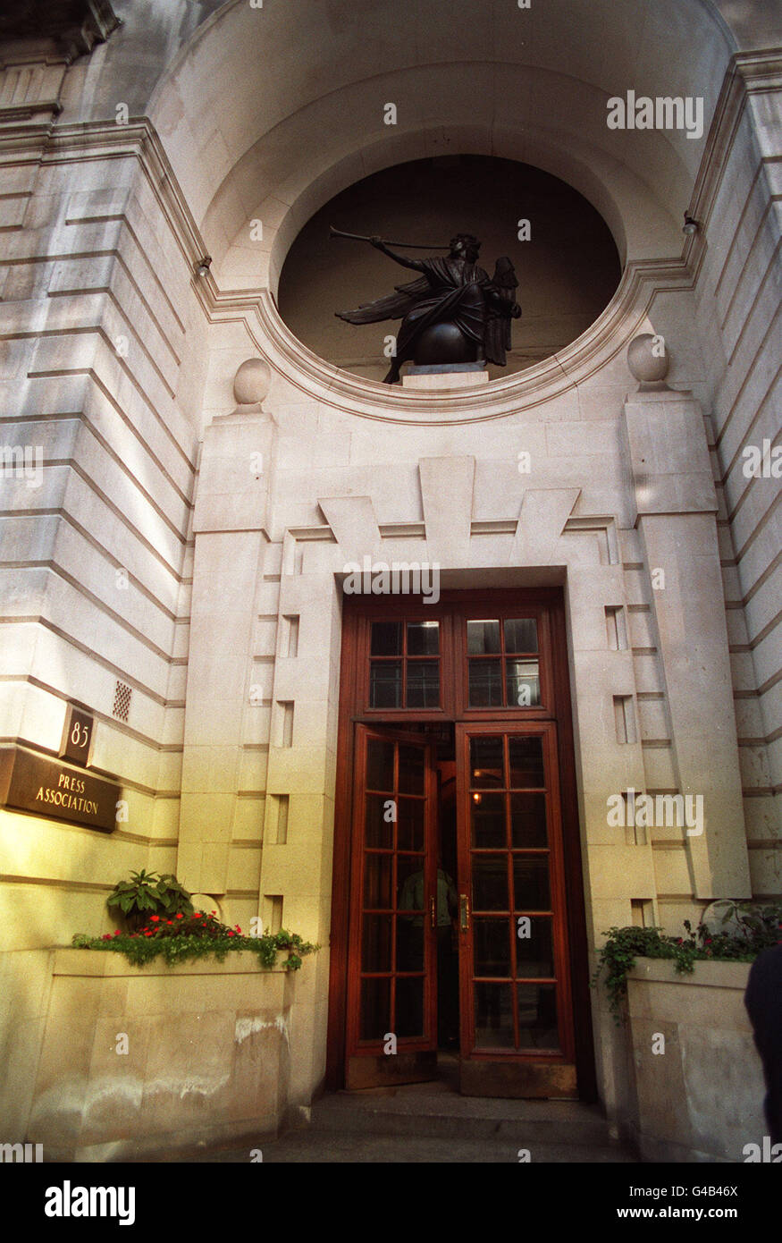 PA NEWS PHOTO MARCH 1992 THE FRONT ENTRANCE OF THE FORMER 'PA NEWS' BUILDING IN FLEET STREET, LONDON WHICH NOW BELONGS TO 'REUTERS' Stock Photo