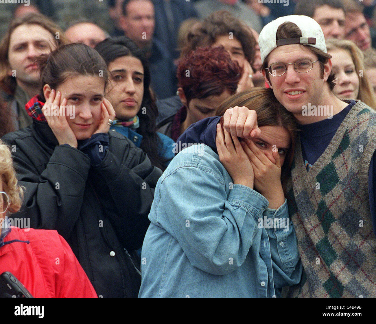 The crowd reacts to the 62 gun salute fired by the Gibralter Regiment at the Tower of London to commemorate the Queen's 72 birthday today (Tuesday). Photo by Stefan Rousseau/PA. Stock Photo