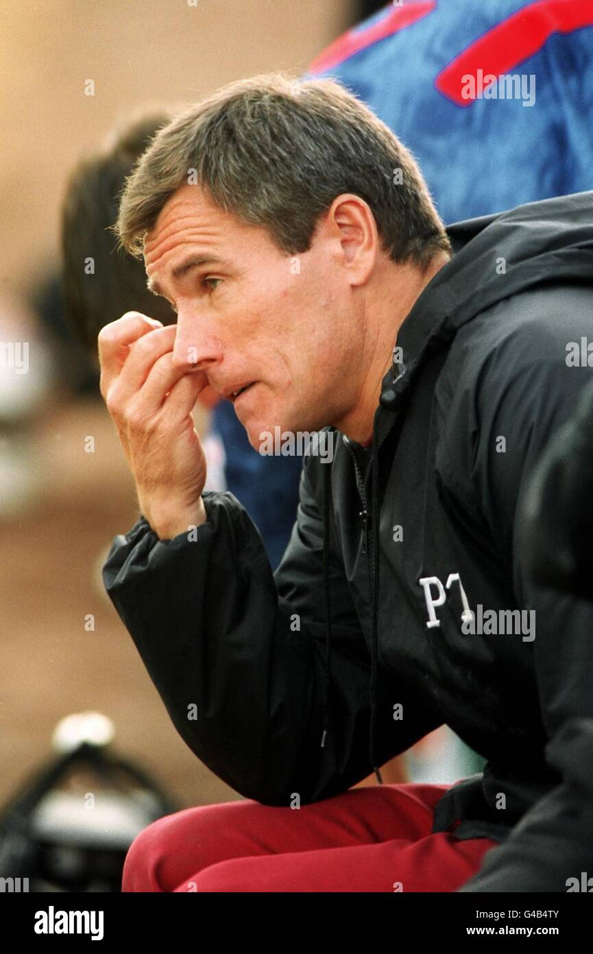 Soccer - Endsleigh League Division One - Barnsley v Southend United. Peter Taylor, manager, Southend United Stock Photo