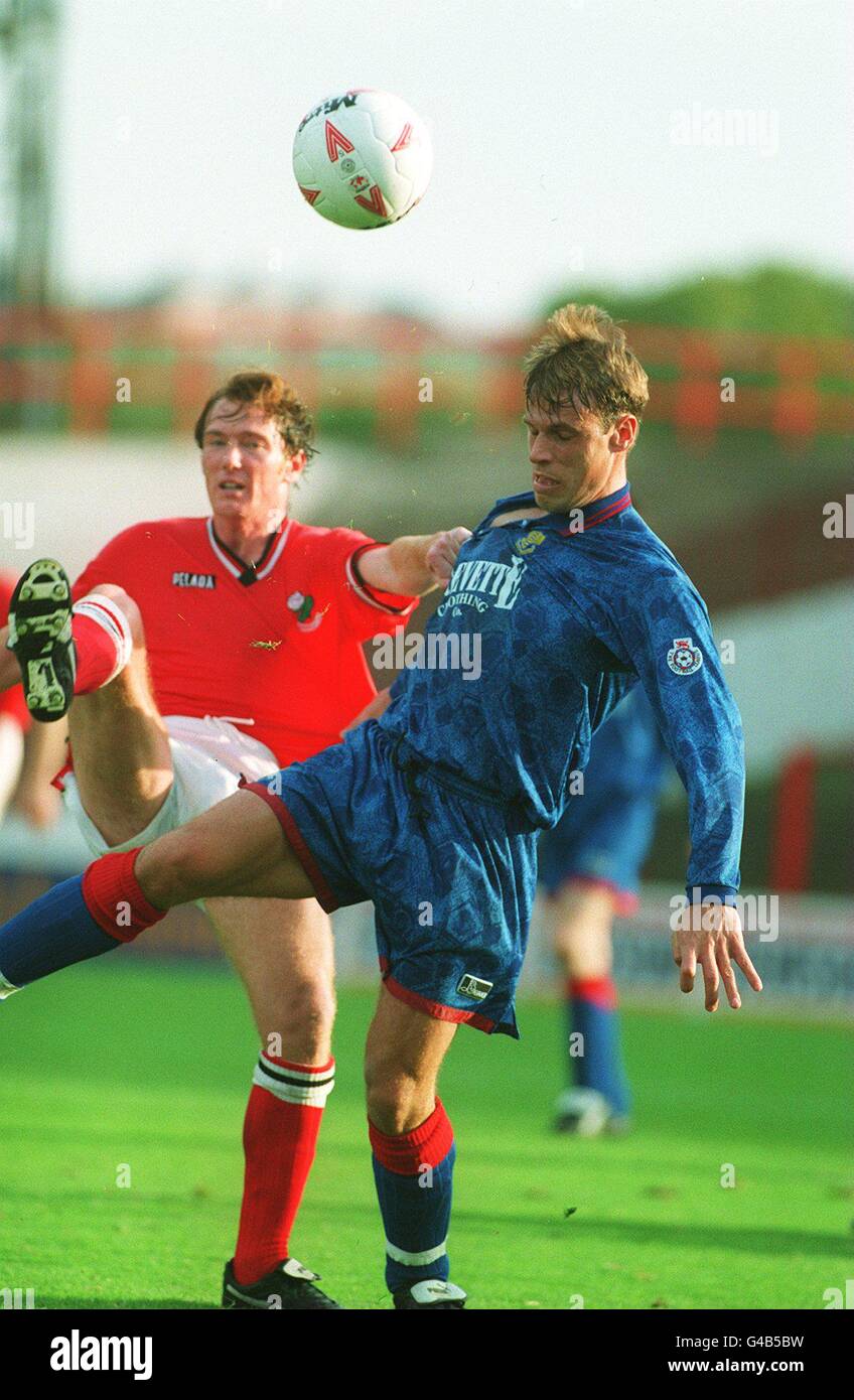 Soccer - Endsleigh League Division One - Barnsley v Southend United. L-R: Barnsley's Brendan O'Connell and Southend United's Phil Gridelet Stock Photo