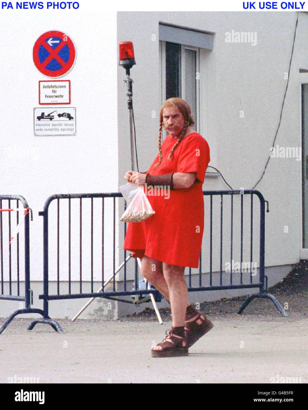 PA NEWS PHOTO : UK USE ONLY 13/2/98 GERARD DEPARDIEU IN COSTUME FOR THE FILMING OF 'ASTERIX AND OBELIX' AT STUDIOS GEISELGASTEID IN MUNICH, GERMANY Stock Photo