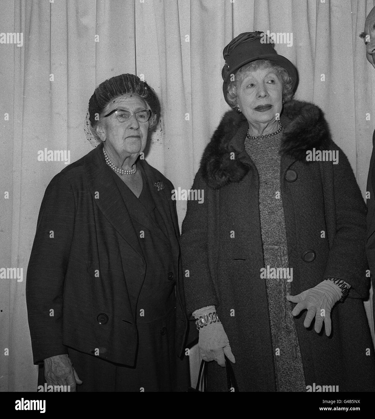 PA NEWS PHOTO 5/3/68 ACTRESS DAME EDITH EVANS (RIGHT) WITH NOVELIST AGATHA CHRISTIE (LEFT) ATTEND THE FOYLE'S LITERARY LUNCHEON AT THE DORCHESTER HOTEL, LONDON Stock Photo