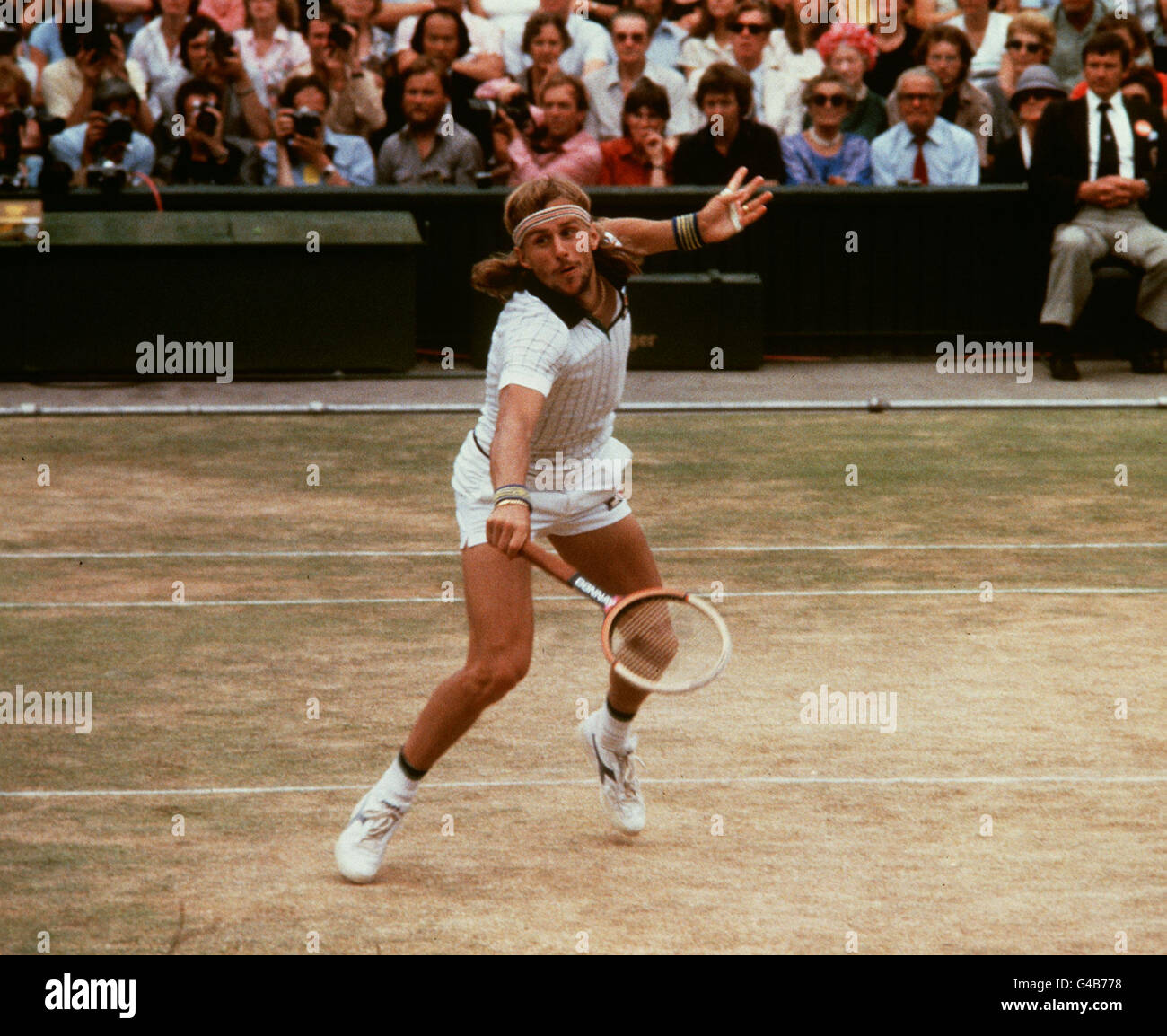 PA NEWS PHOTO 7/7/79 SWEDEN'S BJORN BORG IN ACTION ON CENTRE COURT DURING THE WIMBLEDON TENNIS MENS SINGLES FINAL IN LONDON AGAINST ROSCOE TANNER OF THE UNITED STATES. BJORN BORG WON THE MATCH TO BECOME CHAMPION FOR A RECORD FOURTH SUCCESSIVE YEAR Stock Photo