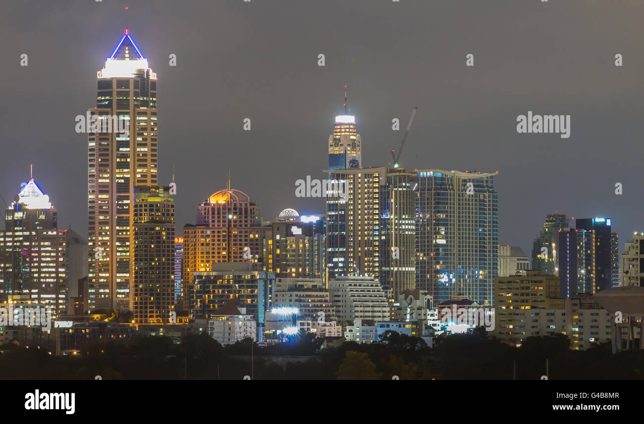 City by night hi-res stock photography and images - Alamy