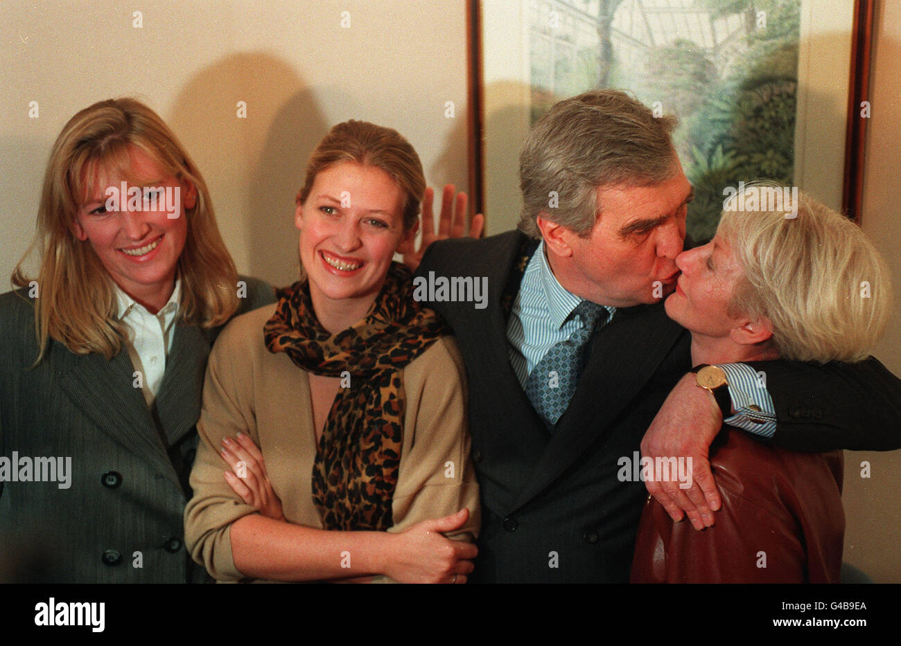 PA NEWS PHOTO 24/10/94 FORMER LEISURE TYCOON GEORGE WALKER WITH DAUGHTERS SARAH (LEFT), ROMIA AND HIS WIFE JEAN (KISSING) AFTER HE WAS CLEARED OF MASTERMINDING A 19.3 MILLION POUND PROFITS FRAUD AT SOUTHWARK CROWN COURT, LONDON Stock Photo
