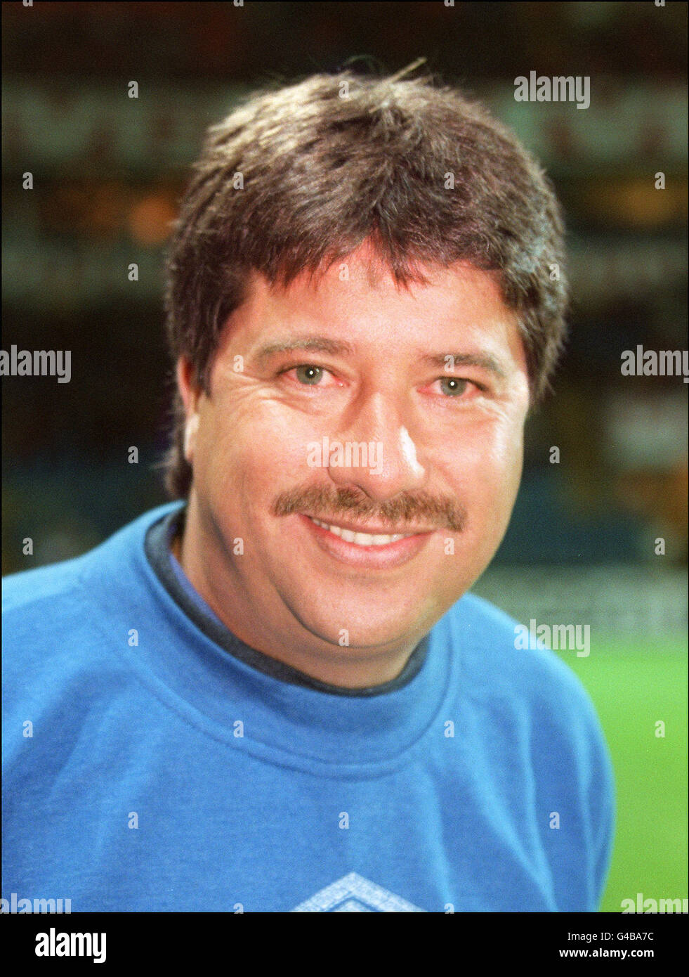 World Cup 1998 AFP PHOTO Colombia's soccer coach Hernan Dario Gomez smiles on the sidelines prior to his team's friendly match against Norway, 08 October in Oslo. AFP/Gabriel BOUYS L'entra neur de l' quipe de Colombie, Hernan Dario Gomez, sourit avant le match amical de son  quipe contre la Norv ge, le 08 octobre   Oslo. AFP/Gabriel BOUYS Stock Photo