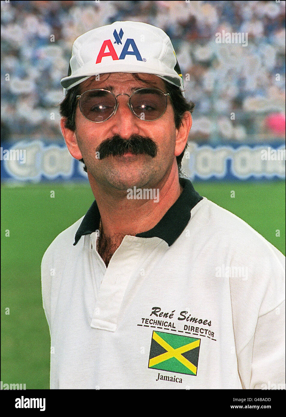 World Cup 1998 AFP PHOTO Jamaica's soccer coach Rene Simoes of Brazil,  poses prior to his team's match, 09 November in San Salvador. AFP/Yuri  CORTEZ L'entra neur de l' quipe de Jama