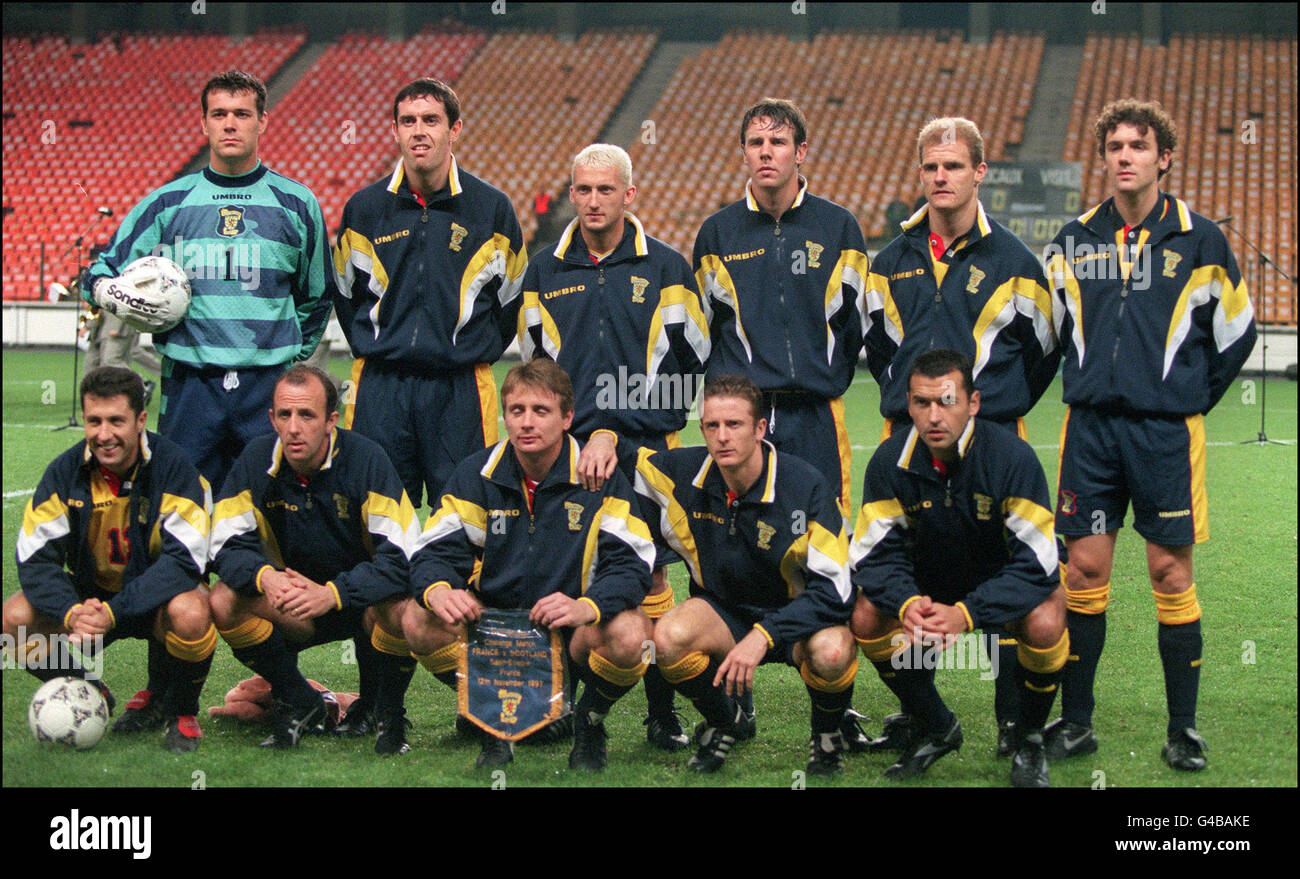 1998 World Cup AFP PHOTO Scotland (L-R standing) Neil Sullivan, David Weir, William MacKinlay, Craig Burley, Gordon Durie, Christian Dailly (L-R front row) John Collins, Gary McAllister, Tom Boyd, Kevin Gallagher, Colin Calderwood AFP/Pascal GEORGE Ecosse (de G   D debout) Neil Sullivan, David Weir, William MacKinlay, Craig Burley, Gordon Durie, Christian Dailly (de G   D accroupis) John Collins, Gary McAllister, Tom Boyd, Kevin Gallagher, Colin Calderwood AFP/Pascal GEORGE Stock Photo