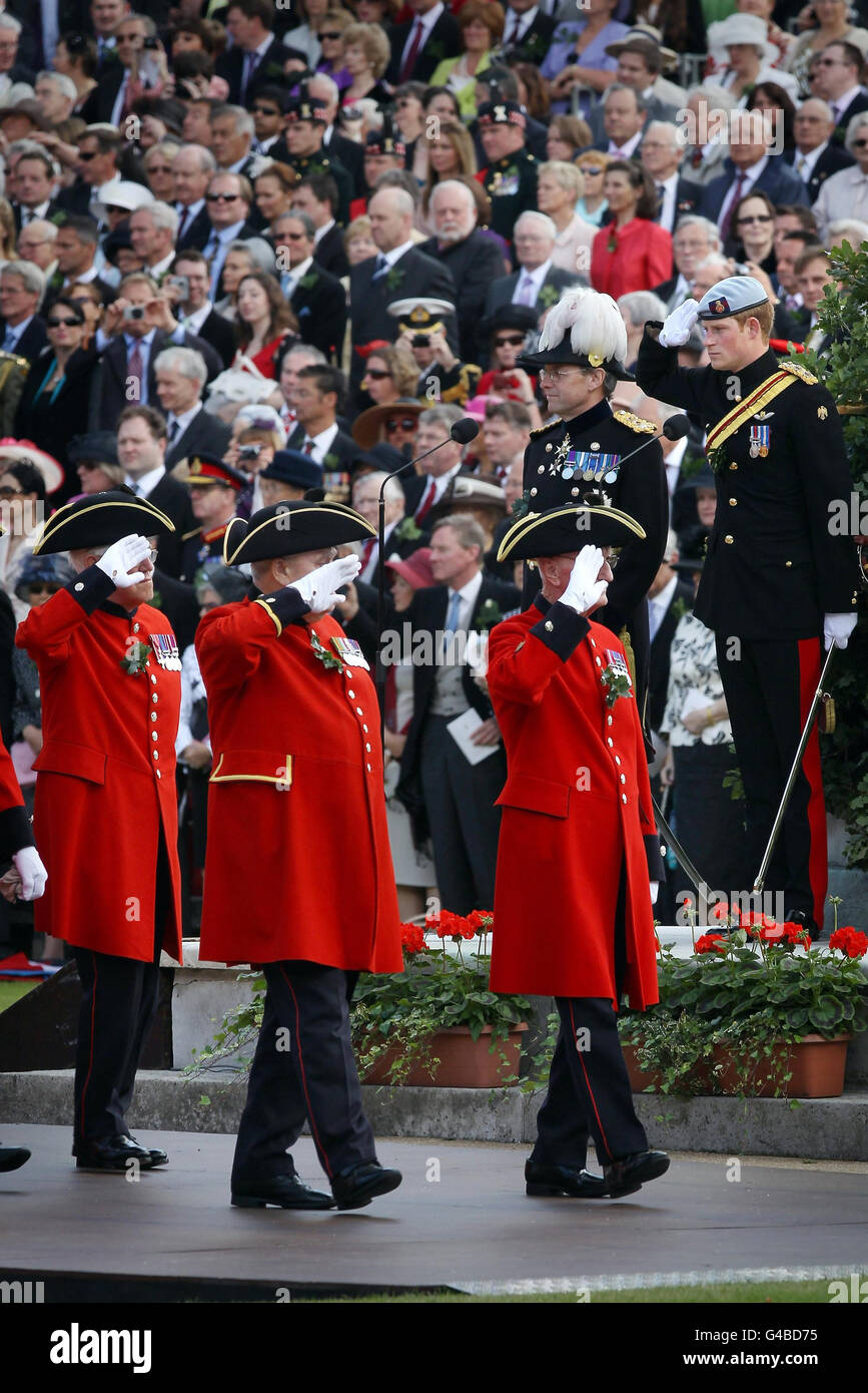 Sword salute hi-res stock photography and images - Page 2 - Alamy